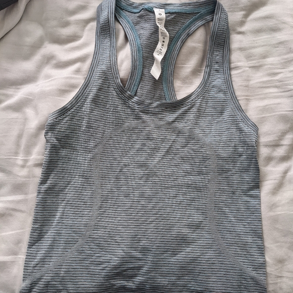 Lululemon swiftly tech racer length tank, size 4 - Picture 3 of 7